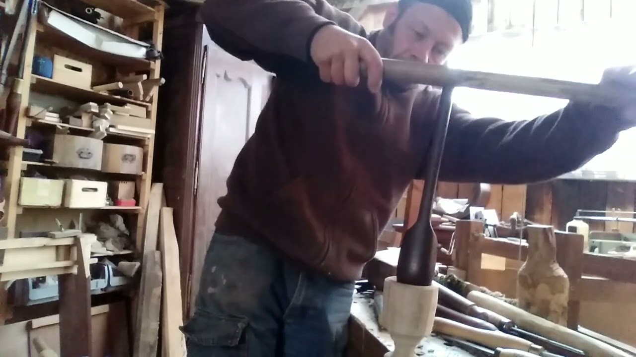 Un verre à pied au tour à pédale et gouge