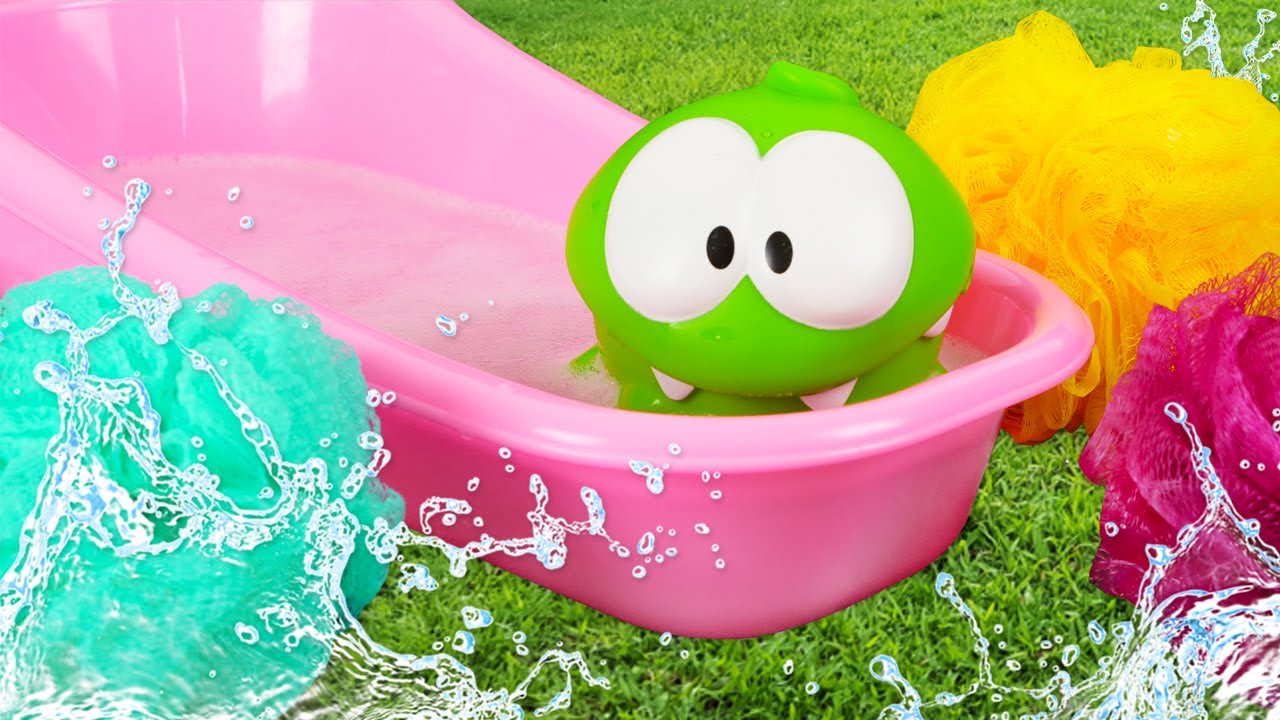 Развивающие видео для детей - Ам Ням купается в Ванночке с Пеной! – Весёлые игры. Моем Игрушки.