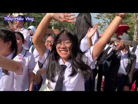 Video Thầy giáo náo loạn cả trường với hít Sóng Gió của... - YouTube