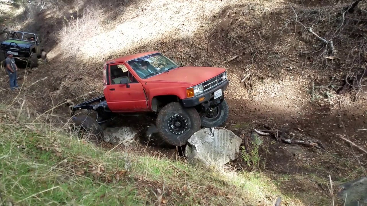 Muddy rock crawling on the ranch suzuki samurai toyota