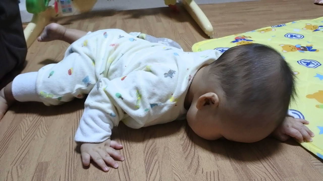 7ヶ月の赤ちゃん この動きは一体・・・？ YouTube