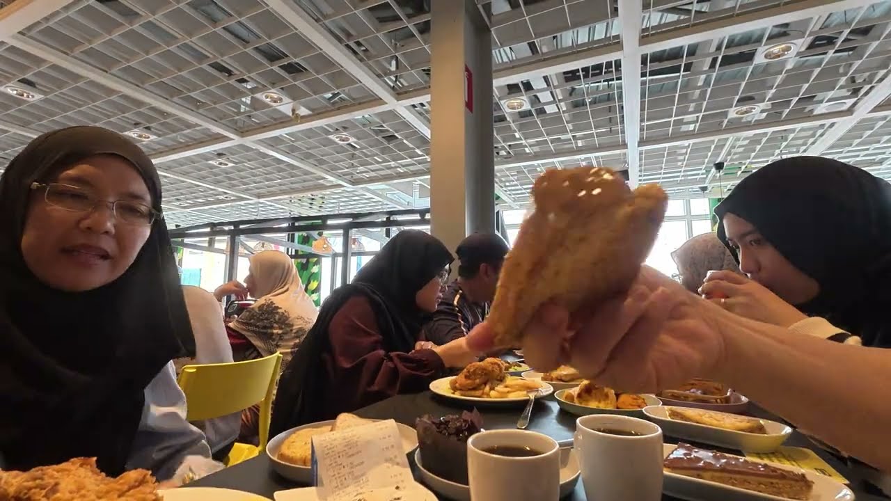 Berbincang di meja makan Ikea Damansara untuk ke Kelantan.