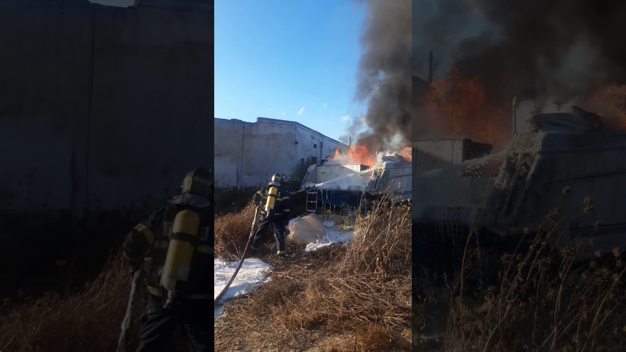Bomberos extinguen un incendio en una embarcación abandonada en El Puerto