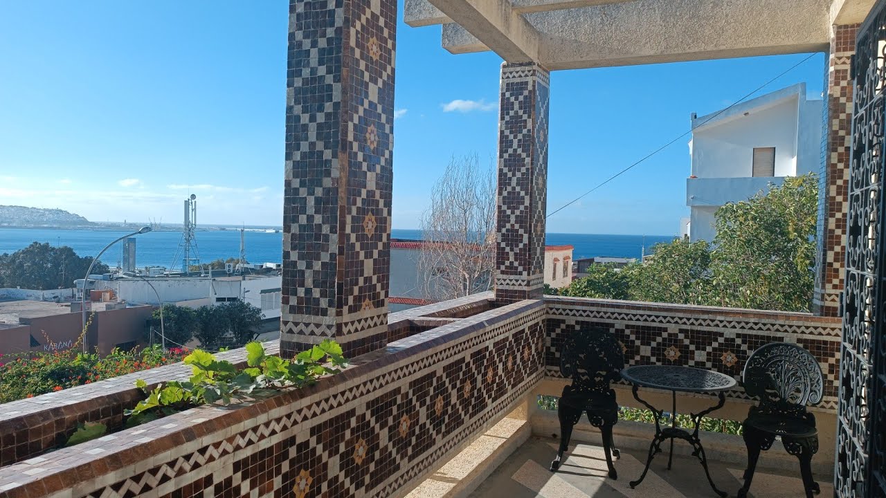 ڤيلا للبيع مسبح بالحديقة وإطلالة على البحر