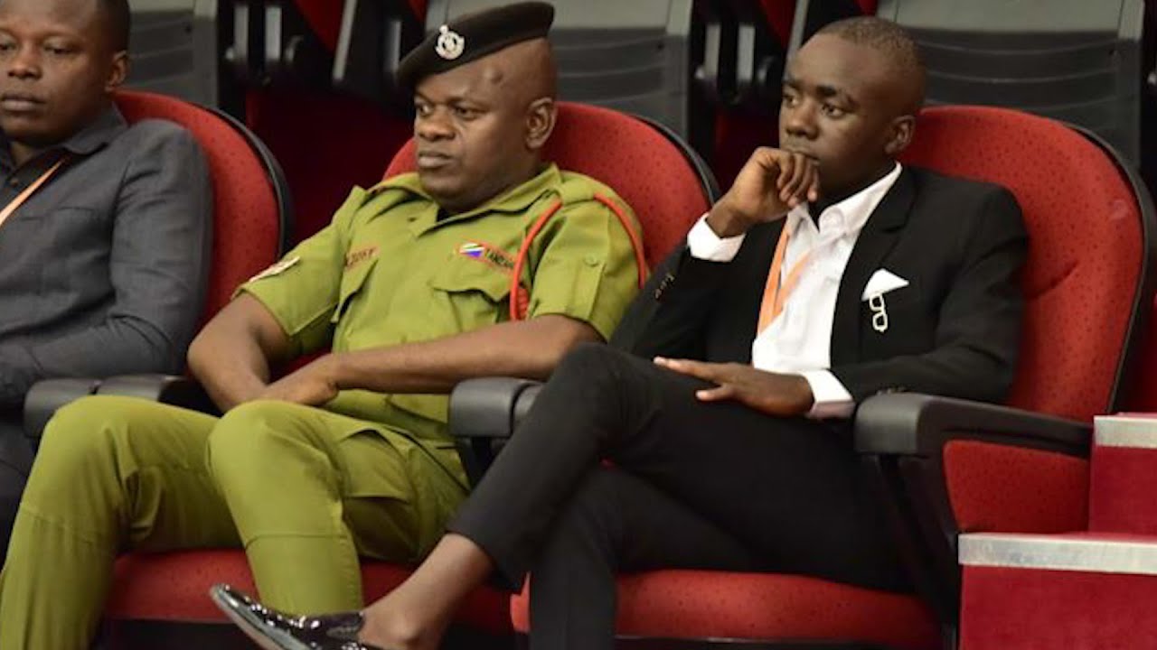 KIJANA MAJALIWA ALIYEOKOA WATU KWENYE AJALI YA NDEGE,  APIGIWA SHANGWE KUBWA BUNGENI