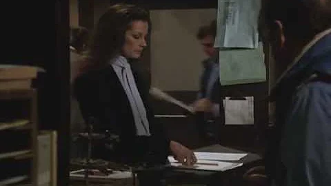 Hill Street Blues - Davenport kisses Furillo