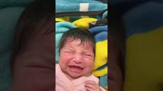 Bebé recién nacida llorando