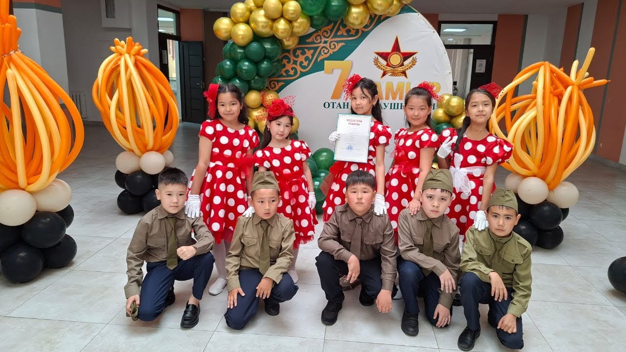 РАЯНА СЫНЫПТАСТАРЫМЕН БИЛЕДІ 9 МАМЫР ҰЛЫ ЖЕҢІС КҮНІНЕ 