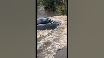That’s Done Some Damage Surely..?! 😳😭 #TooFast #LandRoverDiscoverySport #FloodedFord #HallGreen