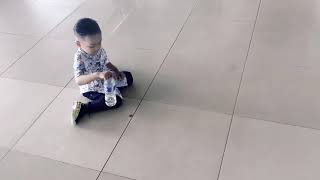 Anak Kecil Main Botol Bisa Berdiri