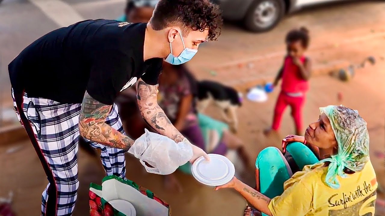 DOEI COMIDA PARA MORADORES DE RUA! - YouTube