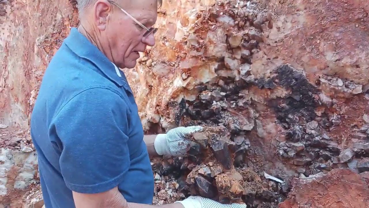Ron Coleman Mining, Arkansas. Digging with Ron Coleman down in the Old Coleman Mine. Epic clusters!