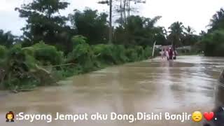 Story WA Isuzu Panther Jalan Di Jalanan Banjir