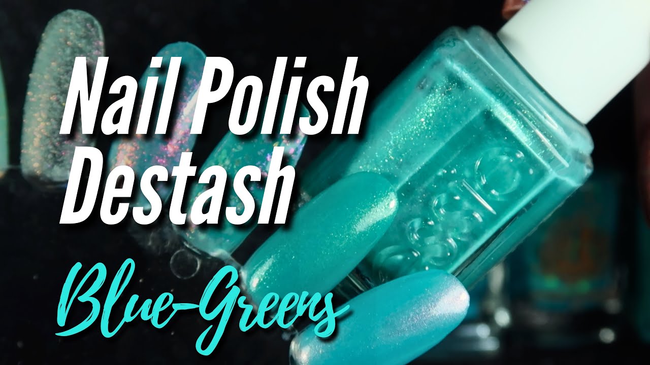 Сортирую сине-зеленые лаки для ногтей 