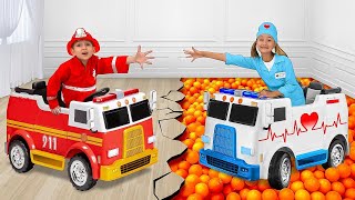 Sasha và Yarik giả làm bác sĩ và lính cứu hỏa sự với những chiếc ô tô đồ chơi