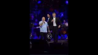 Özcan Deniz canta a dúo en el escenario con su imitador viral
