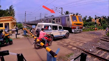 Dangerous View : Hurried Ambulance Stucked Inside Railgate Suddenly When Aerodynamic EMU Arrived