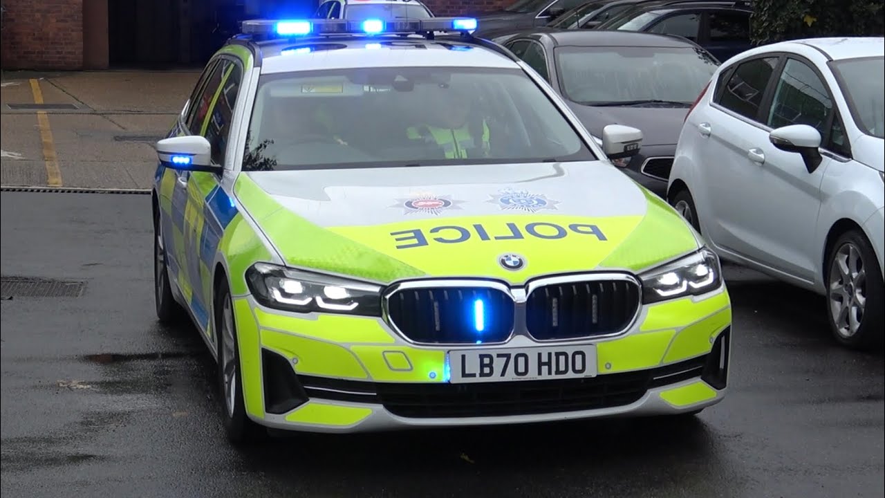 Surrey & Sussex Police, Roads Policing Unit BMW 5 Series responding