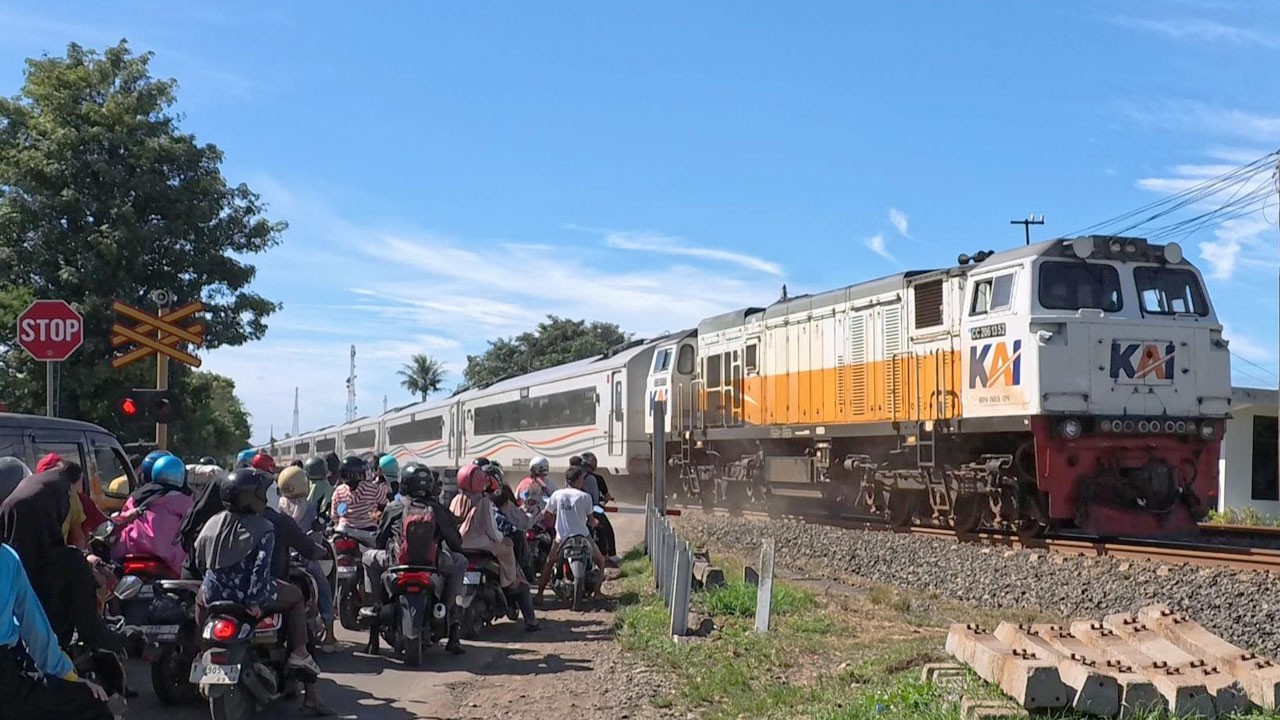 Kecepatan Pelan Akibat Narik Beban Lokomotif cc206 dan 201 Narik Gerbong Kontainer Panjang