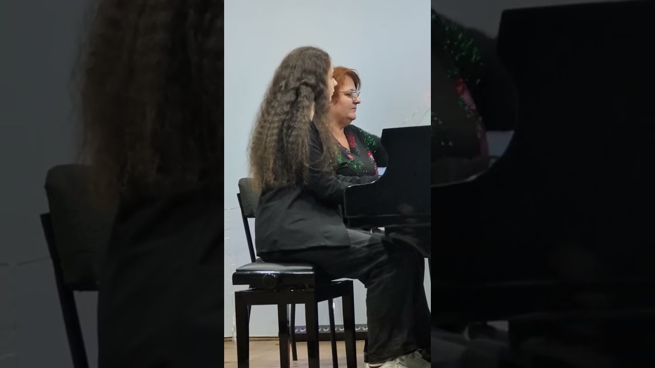 ЛМШ №8.концерт -привітання.12 січня. Кирчей Таня. Попурі новорічних пісень.Олександр Шпак