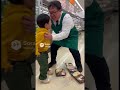 子供がスーパーの弁当を踏みつけてキレる店員