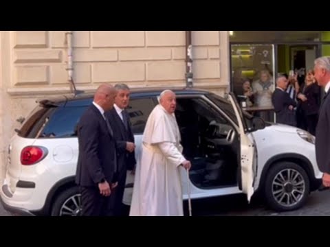 La visita a sorpresa di papa Francesco a Emma Bonino: "L'ho trovata benissimo"