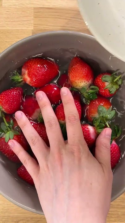 Was Sollte Beim Waschen Von Erdbeeren Beachtet Werden Wasche deine Erdbeeren vor dem Verzehr mit Natron, um Pestizid- und