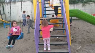 Defne Su Parkta Arkadaşlarıyla Birlikte