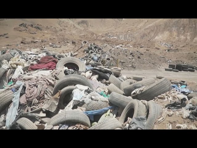 Ropa, coches y basura: un vertedero en el desierto de Atacama