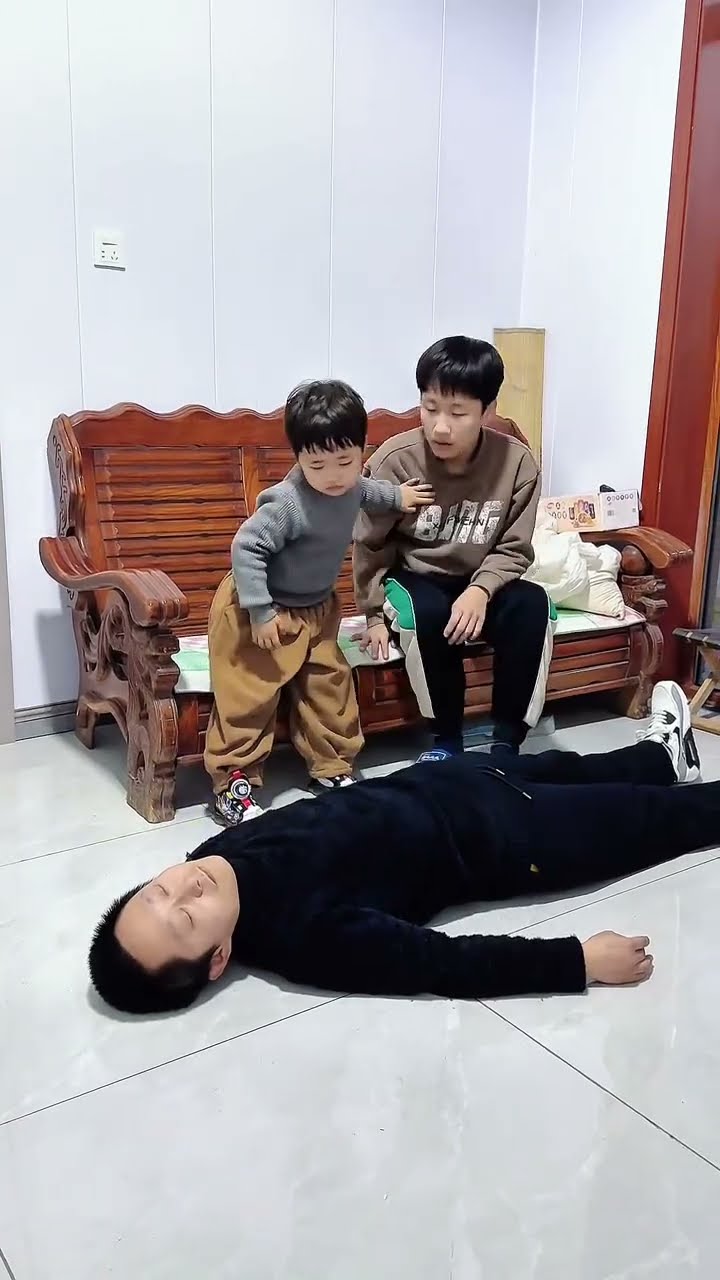 当爸爸突然晕倒时，试试儿子的反应！#Cute baby#Cute#呆萌小米宝#聪明宝宝#萌娃