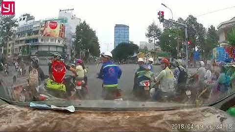 Kinh hoàng: Tên cướp giật túi xách táo tợn, kéo lê cô gái hàng chục mét phố sài gòn  | VTV