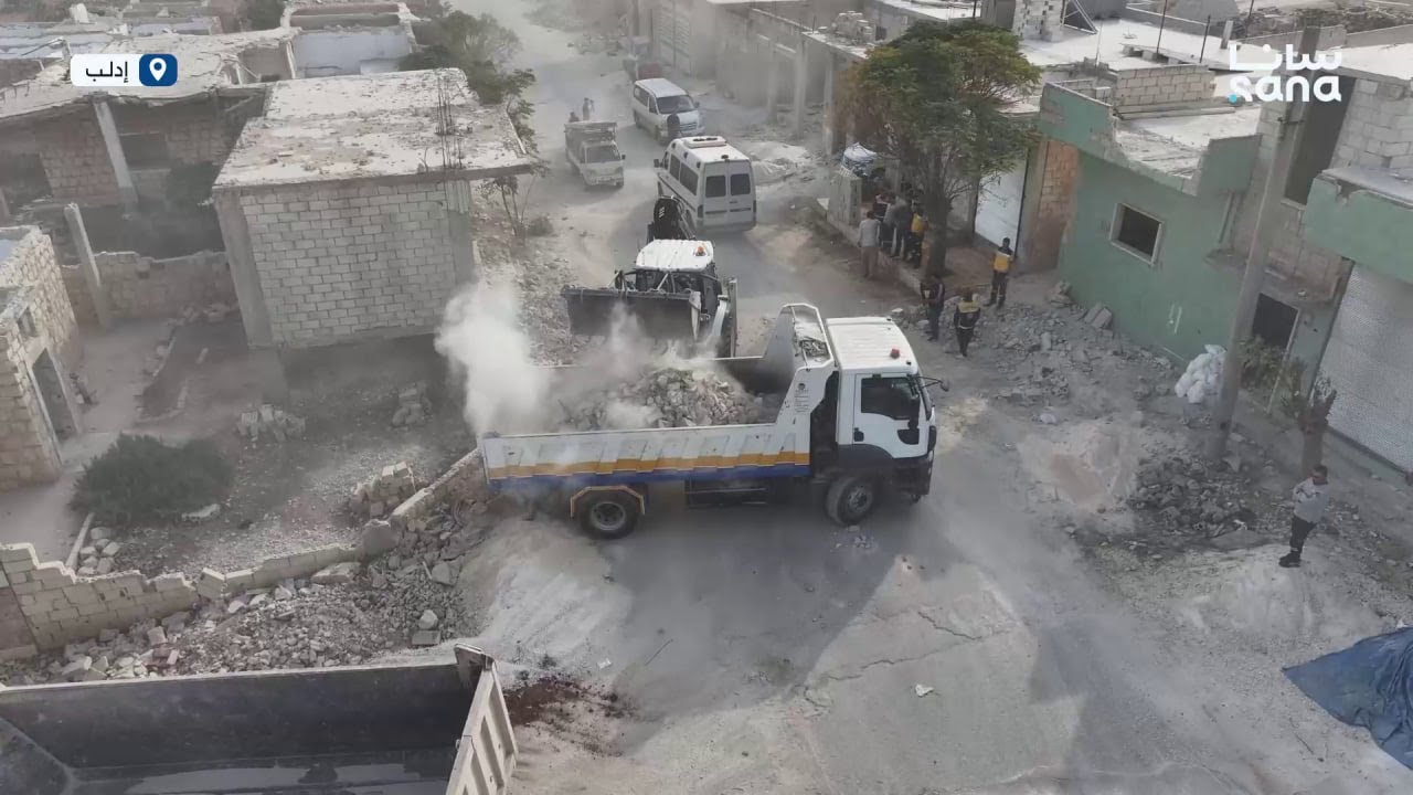 حملة للدفاع المدني لإزالة الأنقاض في مدينة كفرنبل بريف إدلب