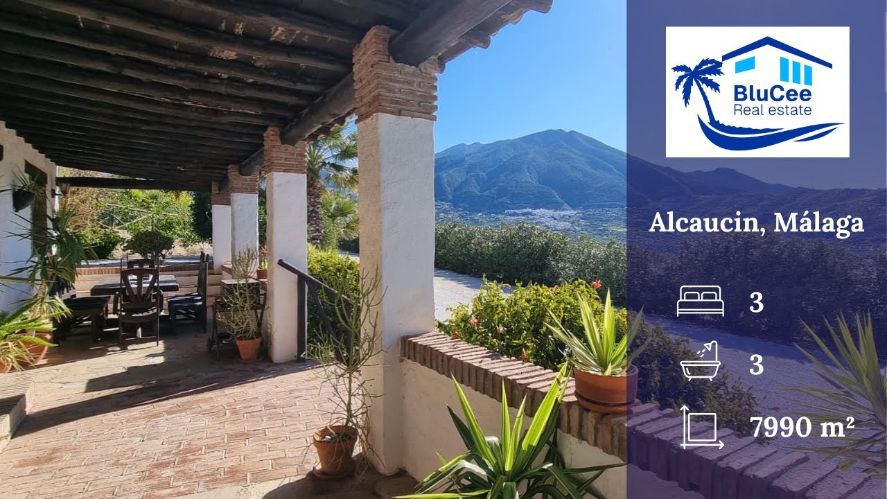 Traditional Spanish house with swimming pool