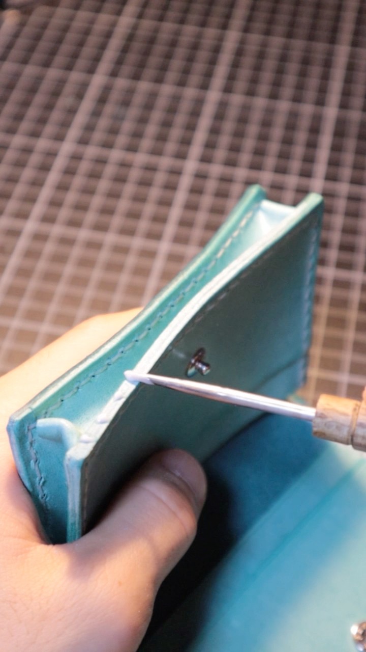 海を閉じ込めたターコイズブルーの名刺入れ。｜Ocean Blue Leather