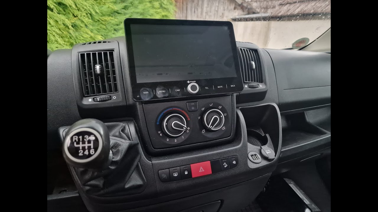 Dynavin D8-DCX Plus Flex - C montaggio autoradio con adattatore D8-UFT02