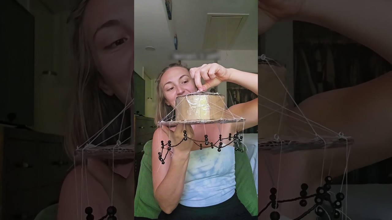 ¡Mira el sombrero que parece una estatua mágica!