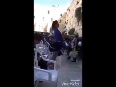 صلاة احد اليهود قرب حائط المبكى بالقدس