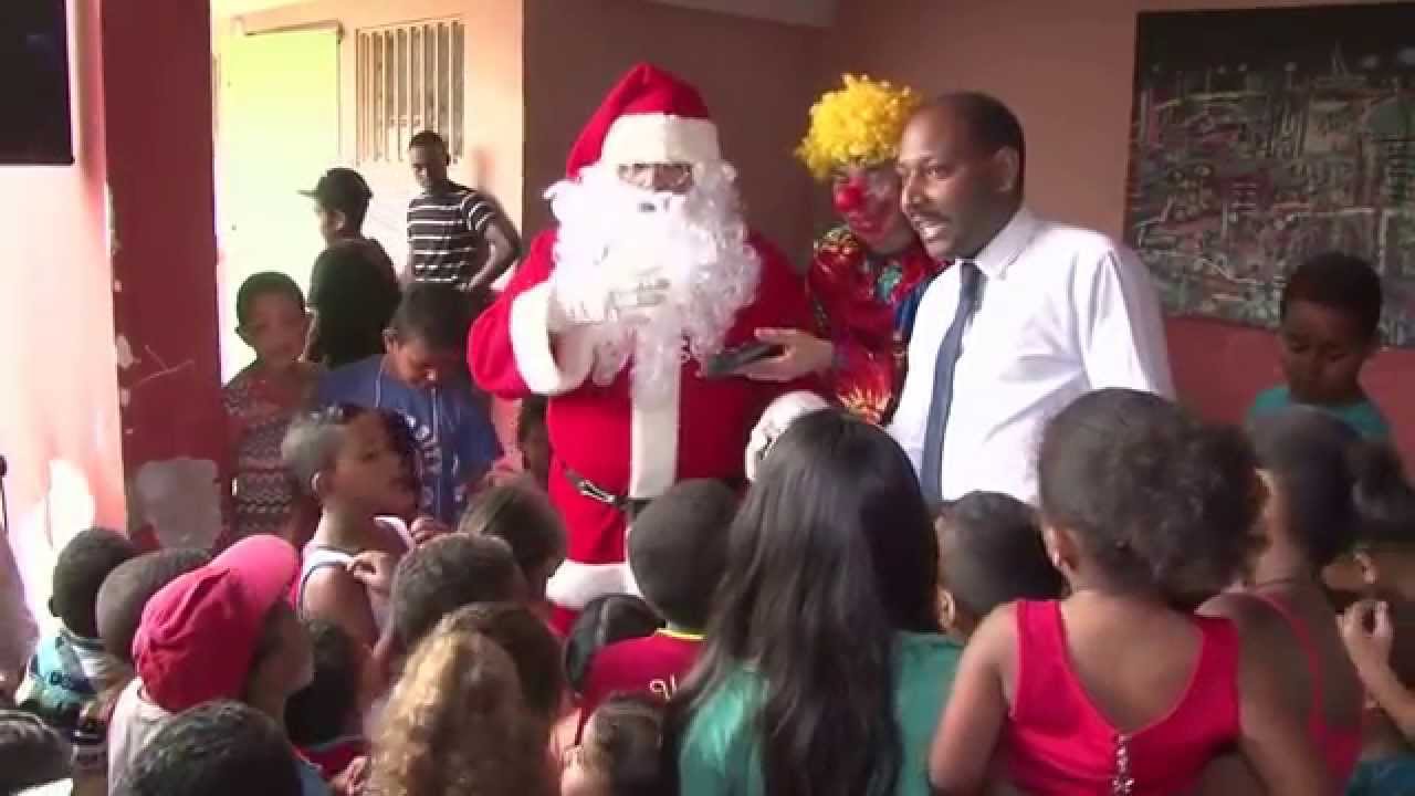Le père Noël à l'école maternelle du Plate St- Leu