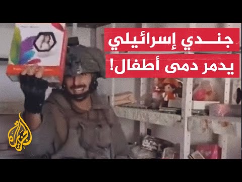 جندي إسرائيلي يسخر من الفلسطينيين أثناء تخريبه محلا في جباليا