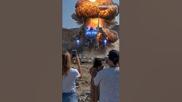 Kolossale robot verschijnt uit een enorme explosie in de woestijn!