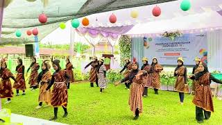 Tari Kreasi Wonderland Indonesia oleh Siswi Kelas 4.