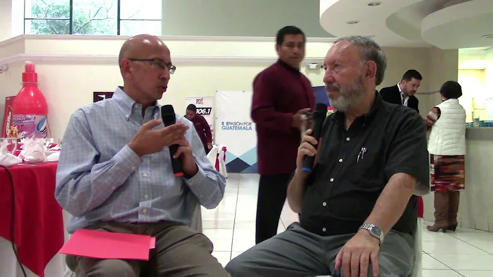 Gustavo Velasquez convers con el Dr Francisco Agui...
