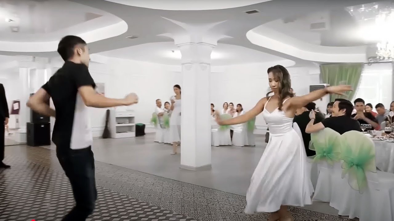 Қыпша белді бикеш тойда мың бұралды. A curvy girl lights up at a wedding