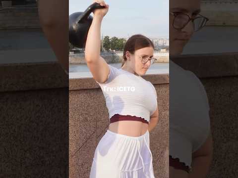 Девочка 15 лет подняла гирю и получила деньги. (Полный видос на канале) #челлендж #пранк #девушка