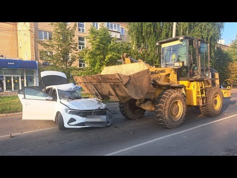 "Поло" напоролся на вставший погрузчик. Real video