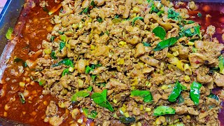 Chicken meat mixed with spices is steamed and cooked and then sold.