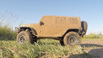 Axial SCX10 Jeep Wrangler in mud summer video
