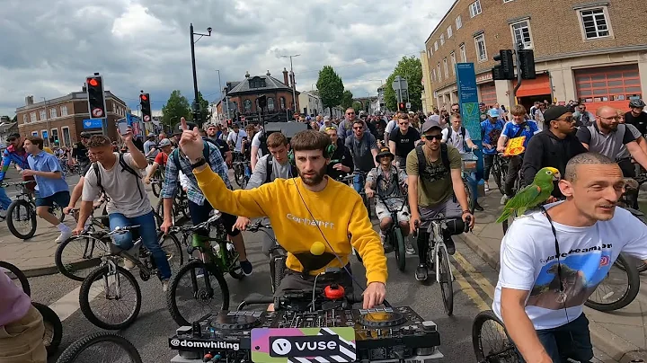 *CYCLING RAVE WITH A PARROT* Drum & Bass On The Bi...