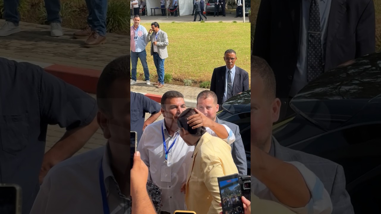 المنصوري تصل إلى الصخيرات.. وعضو بالحزب يستقبلها بتقبيل رأسها