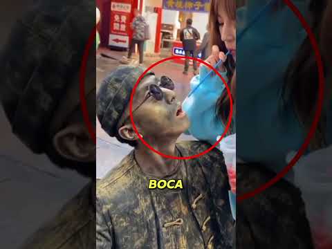 Le hizo esto a una estatua humana y pasó lo impensable 😱‼️👀